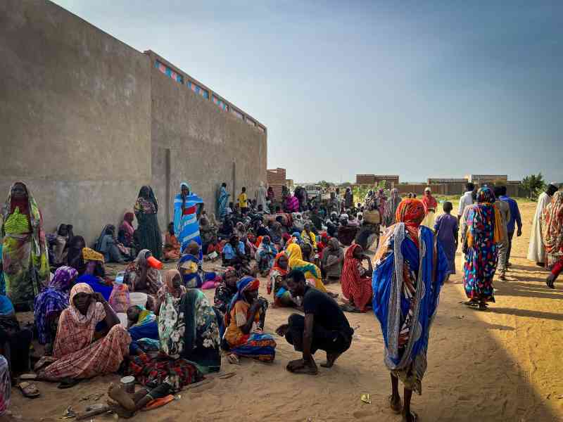 Refugiados sudaneses buscan asistencia médica de los equipos de Médicos Sin Fronteras en el hospital de Adre, Chad