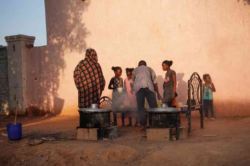 Niños desplazados de Sudán esperan para recibir comida de una cocina benéfica en la ciudad de Omdurmán