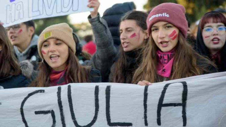 Las cabinas fotográficas de Italia instalan botones de pánico para mujeres maltratadas.