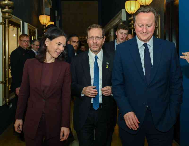 Lord Cameron of Chipping Norton se reunió con Annalena Baerbock, ministra de Relaciones Exteriores de Alemania, e Isaac Herzog, presidente de Israel, como parte de su gira diplomática