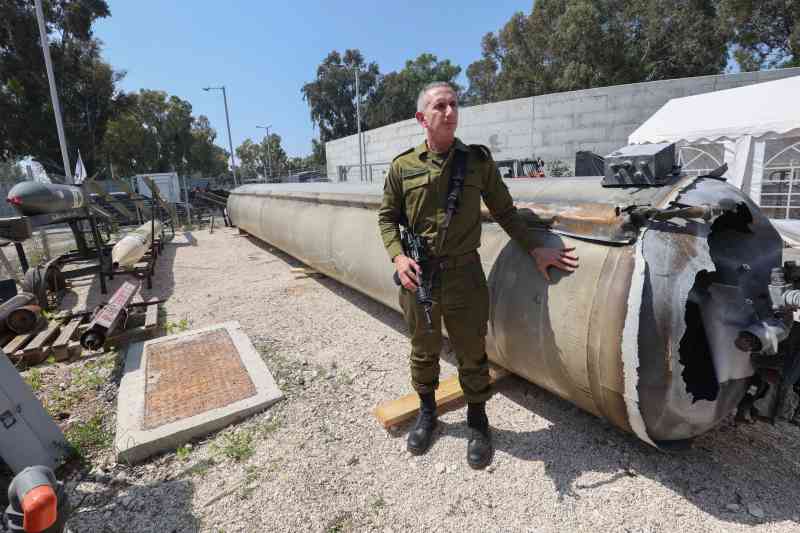 Portavoz militar de Israel, el contraalmirante Daniel Hagari, con un misil balístico que formaba parte de la respuesta de Irán al ataque aéreo de Israel al consulado iraní en Damasco